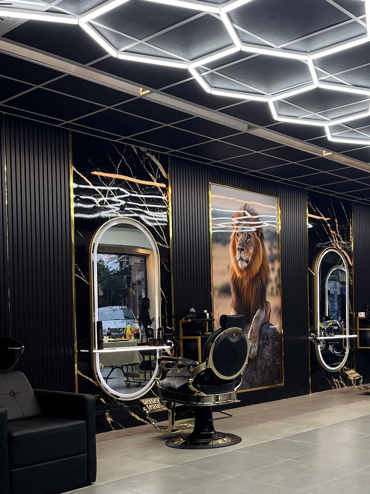 De salon onder het verlichte plafond, met ronde spiegels en de leeuw aan de muur